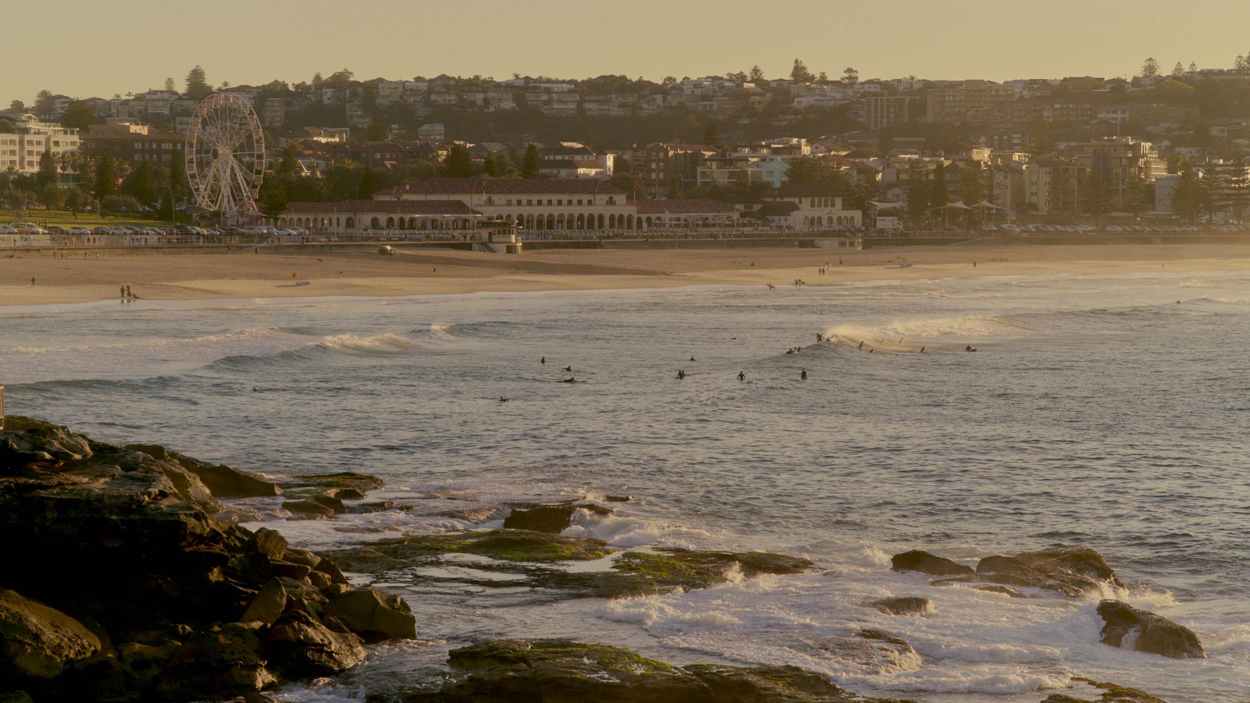 Avra_BondiBeach_FullWidth_Desktop_Lifestyle_2560x1440_1