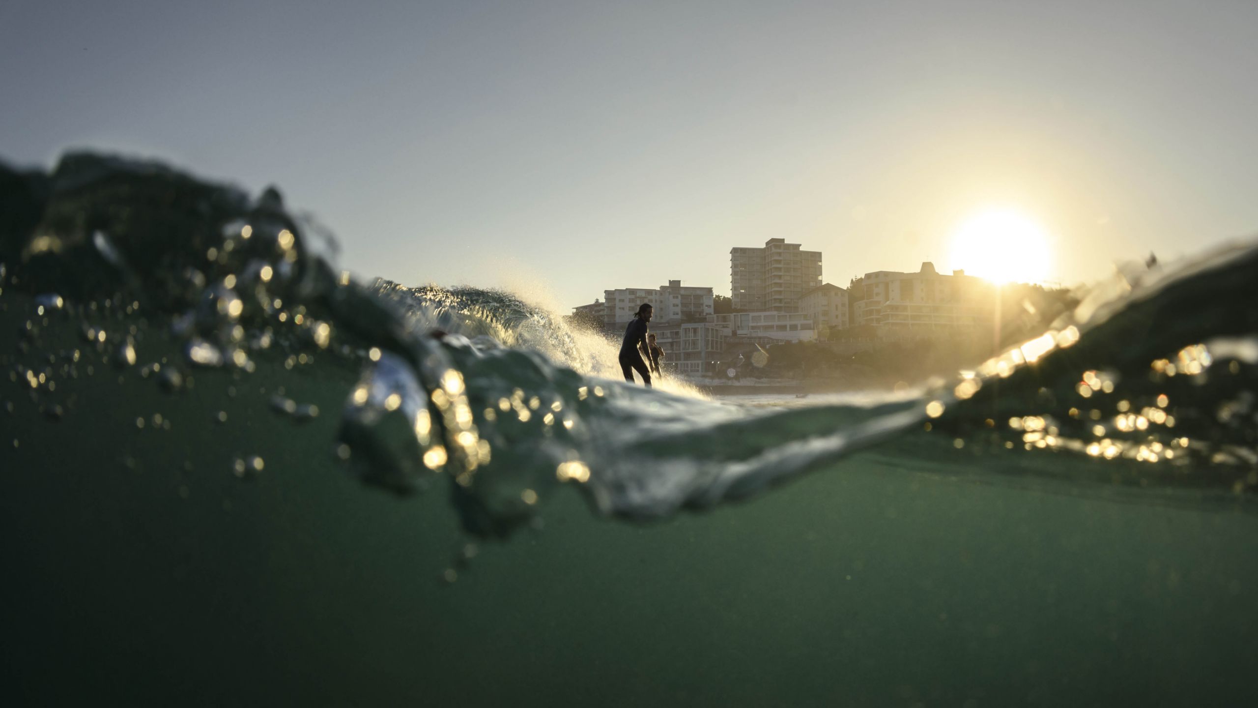 Avra_BondiBeach_FullWidth_Desktop_Lifestyle_2560x1440_3